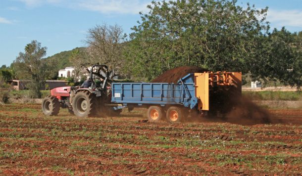Abonado y fertilización de terrenos en Ibiza