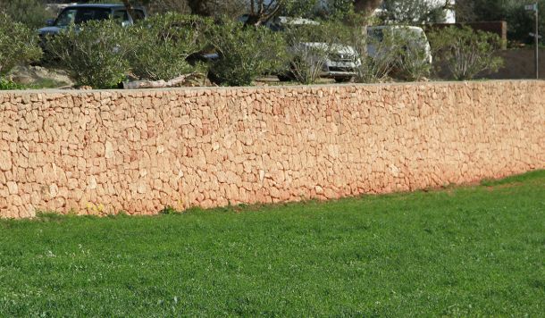 Muros de piedra en Ibiza